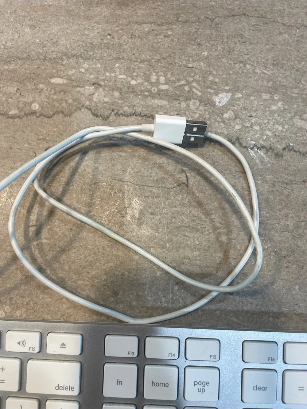 Genuine Apple A1243 Wired Slim USB Keyboard in Silver/White